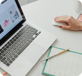 mujer-traducciendo-un-documento-mientras-usa-el-ordenador-portatil