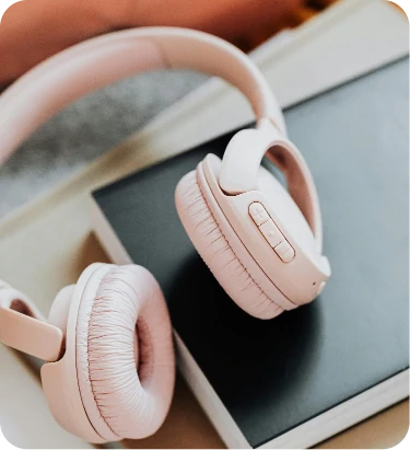 cascos-rosas-para-escuchar-los-textos-a-traducir