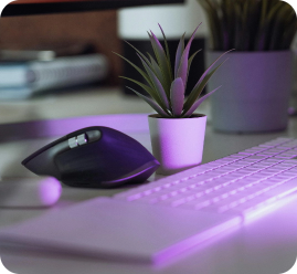 detalle-trabajo-con-luz-tecnologica-teclado-blanco-y-raton-gamer-negro