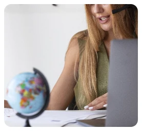 mujer-escribiendo-en-un-portatil-con-manos-bonitas-y-en-una-mesa-de-madera