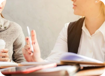 mujeres-teniendo-una-conversacion-y-debatiendo